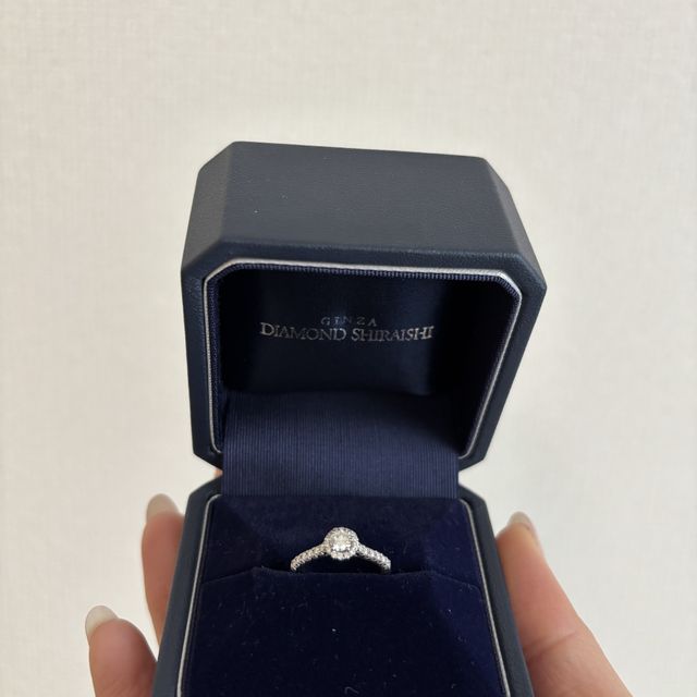 【銀座ダイヤモンドシライシの口コミ】 真ん中のダイヤモンドをダイヤモンドで囲んでいるので、ダイヤモンドが大…