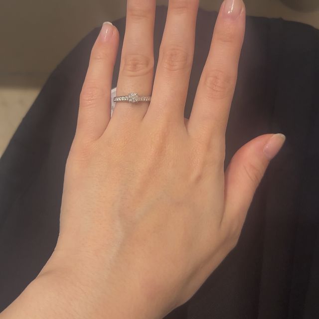 【ヴァン クリーフ＆アーペル(Van Cleef & Arpels)の口コミ】 ベーシックでクラシカルなデザインながらも、中央だけでなくサイドもきら…