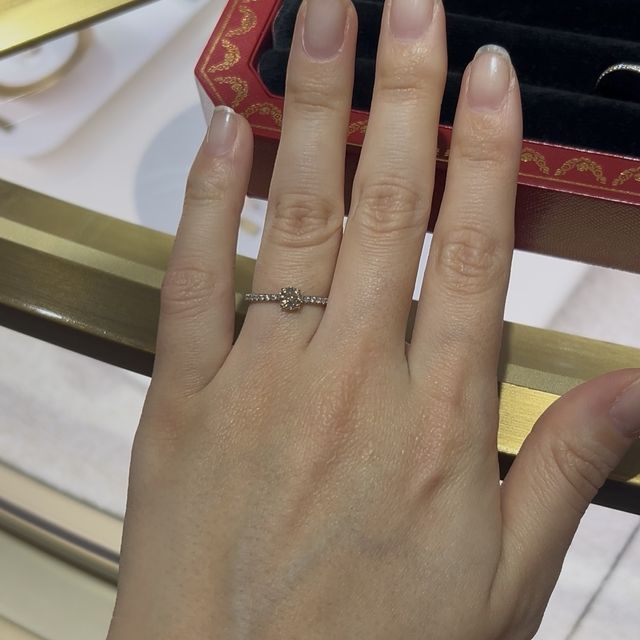 【カルティエ(Cartier)の口コミ】 華奢でとてもかわいらしいです。婚約指輪として候補になっていましたが、…