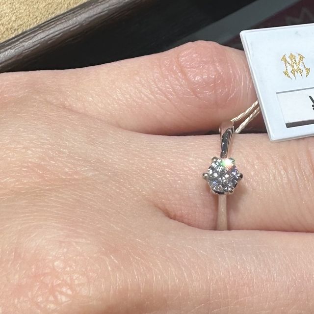 【モニッケンダム(MONNICKENDAM)の口コミ】 王道の一粒ダイヤを試着させていただきました。モニッケンダムならではの…