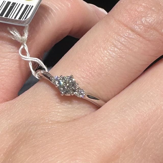 【銀座ダイヤモンドシライシの口コミ】 王道でありながら、華やかで上品な、女性らしいデザインに惹かれて試着さ…