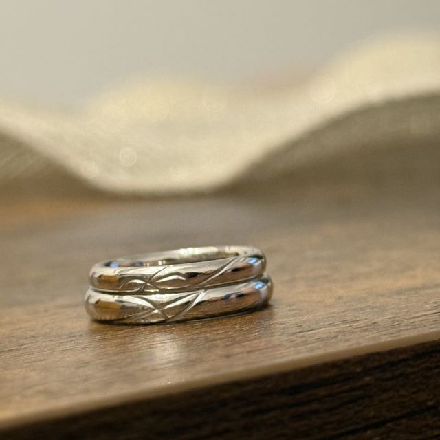 【ケイウノ ブライダル(K.UNO BRIDAL)の口コミ】 指輪のデザインは二人のイニシャルが綺麗に流れて見えるようにしていただ…