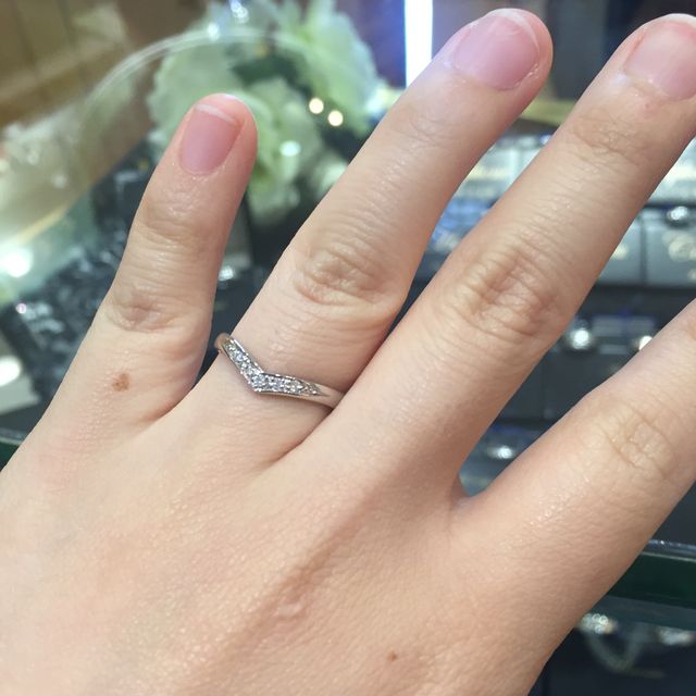 【YUKIZAKI BRIDAL(ユキザキブライダル)の口コミ】 シンプルで少しダイヤが入っているような指輪を探していました。
私の希望…