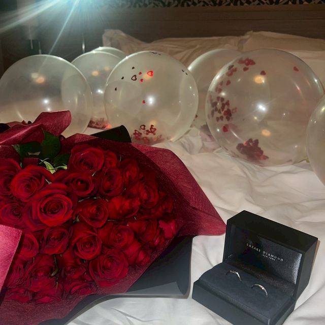 【ラザール ダイヤモンド(LAZARE DIAMOND)の口コミ】 デザインが華やかなところでいろいろな指輪をつけたが指の形に合わせたデ…