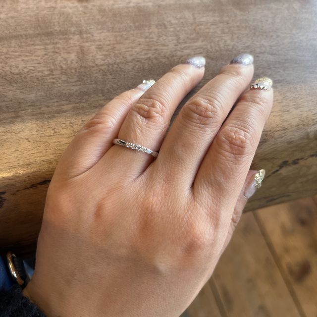 【エクセルコダイヤモンド(EXELCO DIAMOND)の口コミ】 日常にも馴染むデザインですが、存在感はあるところが気に入ってます。色…