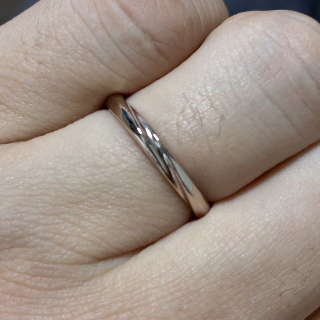 【アイプリモ(I-PRIMO)の口コミ】 素材はブラウンゴールドです。妻は、プラチナかピンクゴールドの指輪を希…