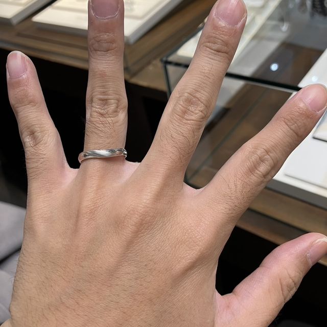 【I's stone(アイズストーン)の口コミ】 実際に着けてみて、シンプルなのにさりげないひねりデザインがとてもおし…