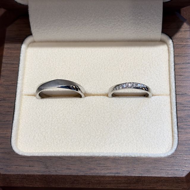 【TANZO.(鍛造指輪)の口コミ】 2人ともお揃いのデザインで作成しました。
女性用にはダイヤモンド、男性…
