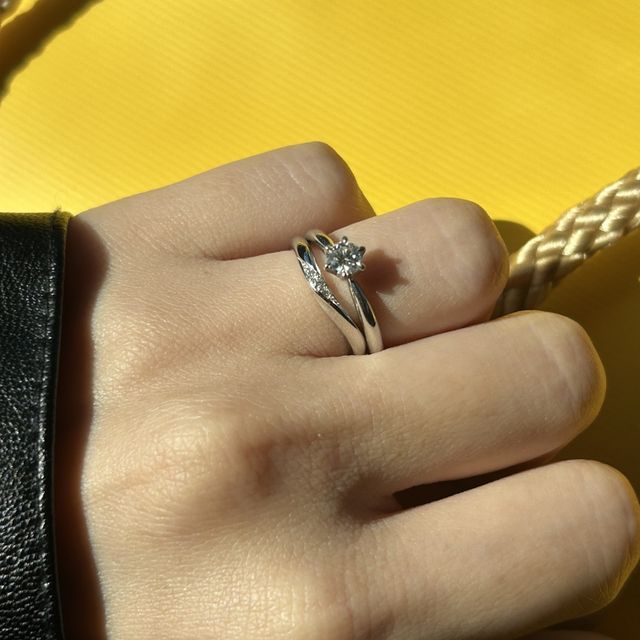 【ケイウノ ブライダル(K.UNO BRIDAL)の口コミ】 ウェーブデザインのおかげで指がすらっと長く見えて、とても綺麗に見えま…