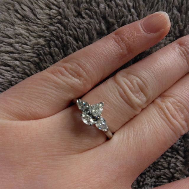 【グラフ(GRAFF)の口コミ】 真ん中に大きめのペアシェイプダイア、サイドに小さめのペアシェイプダイ…