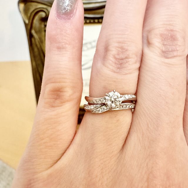 【ケイウノ ブライダル(K.UNO BRIDAL)の口コミ】 メレダイヤモンドがキラキラしていてつけていて婚約指輪と
重ね付けしなく…
