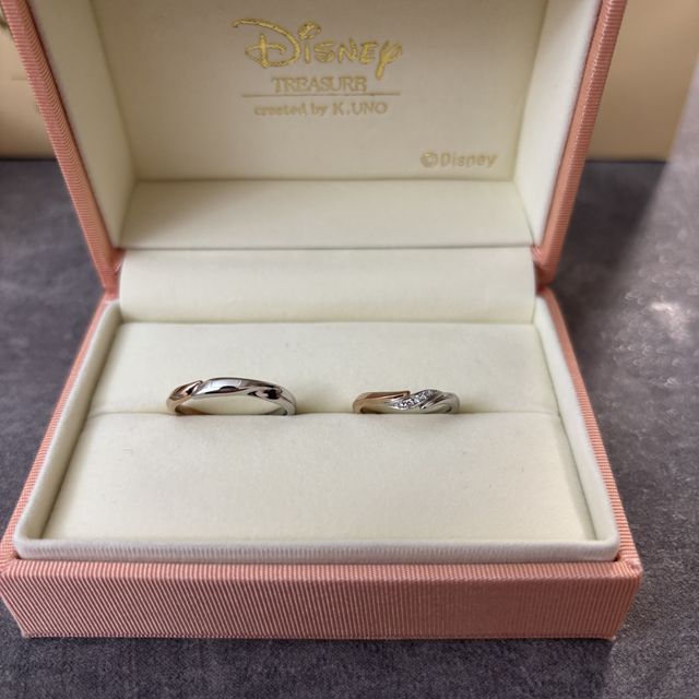 【ケイウノ ブライダル(K.UNO BRIDAL)の口コミ】 奥さんの婚約指輪と重ね付けした時に、リングのウェーブに沿って婚約指輪…