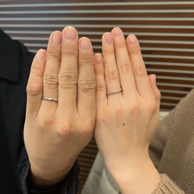 【Ankhore(アンクオーレ)の口コミ】 シンプルですが、王道のストレートの指輪でラインが斜めに入っているので…