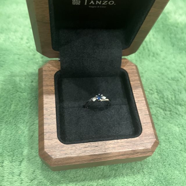 【TANZO.(鍛造指輪)の口コミ】 独特なデザインで、中心のサファイアをダイヤモンドが引き立ててくれてい…