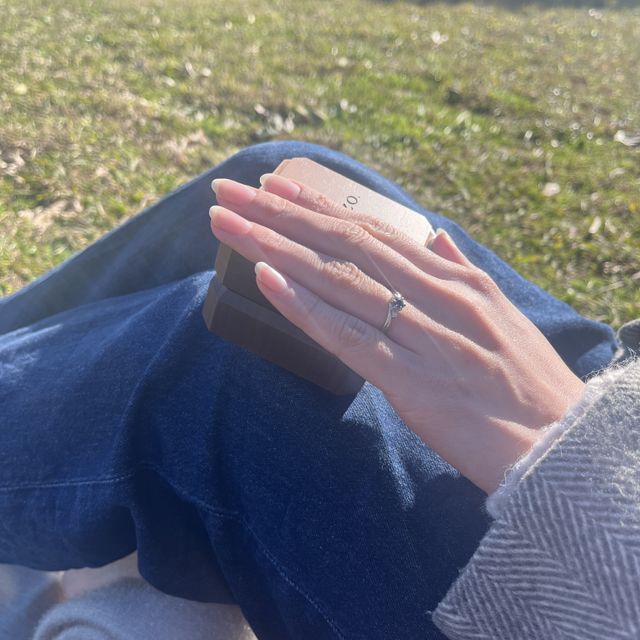 【TANZO.(鍛造指輪)の口コミ】 独特なデザインで、中心のサファイアをダイヤモンドが引き立ててくれてい…