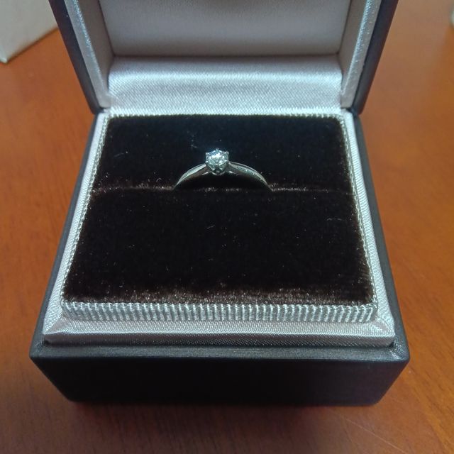【アイプリモ(I-PRIMO)の口コミ】 シンプルなダイヤモンドの指輪に見えますが、何か2人に共通する意味を込め…