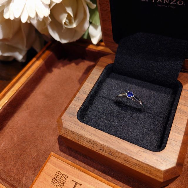 【TANZO.(鍛造指輪)の口コミ】 誕生石でもあるサファイアに拘り、ロイヤルブルーのレーティング付きのも…