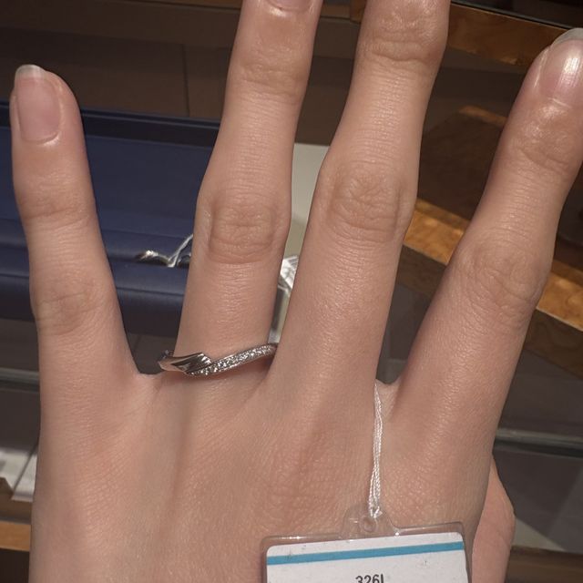 【銀座ダイヤモンドシライシの口コミ】 ストレートだとしっくりこないものがあり、V字やウェーブのデザインの指輪…
