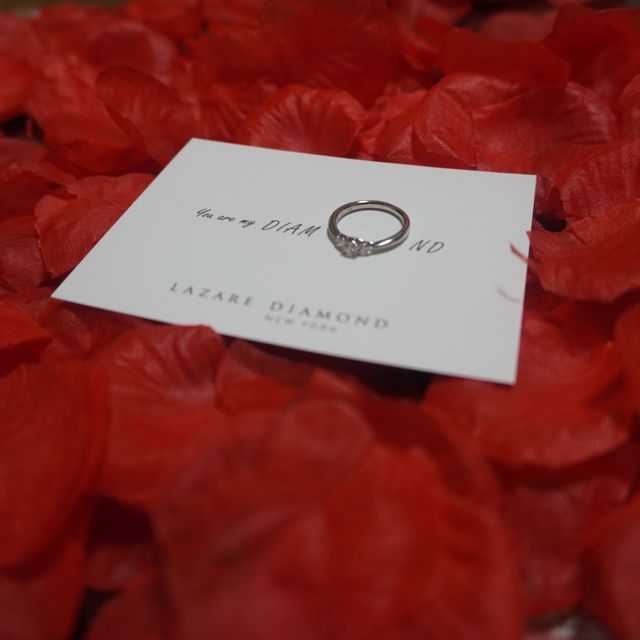 【ラザール ダイヤモンド(LAZARE DIAMOND)の口コミ】 ダイヤモンドがキラキラしていて遠くから見ても近くからみても美しい。
ま…