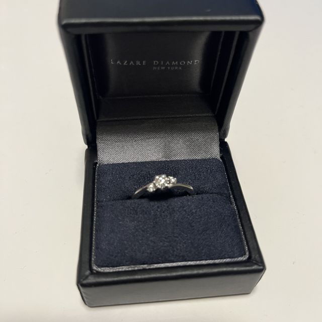 【ラザール ダイヤモンド(LAZARE DIAMOND)の口コミ】 少しウェーブがかかったようなデザインで、着用した時に指が綺麗に見える…