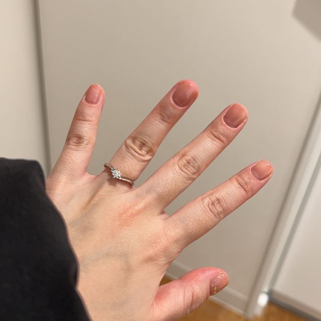 【ケイウノ ブライダル(K.UNO BRIDAL)の口コミ】 シンデレラの指輪とのことで、ダイヤの横にブルーの石が付いたものです。…