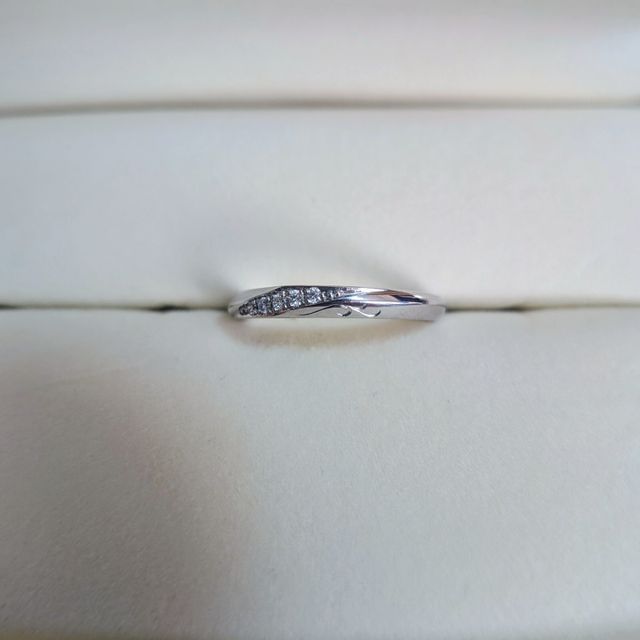 【ケイウノ ブライダル(K.UNO BRIDAL)の口コミ】 気に入っているのは、緩やかな曲線です。緩やかなウェーブデザインが指が…