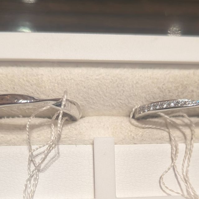 【ケイウノ ブライダル(K.UNO BRIDAL)の口コミ】 アームのひねりに沿って贅沢に敷き詰められたメレダイヤが、贅沢な輝きで…