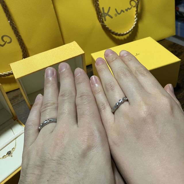 【ケイウノ ブライダル(K.UNO BRIDAL)の口コミ】 結婚指輪なので普段使いができるようにシンプルな形と、裏の刻印のデザイ…