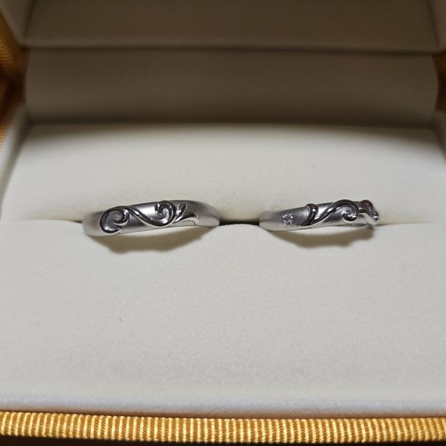 【ケイウノ ブライダル(K.UNO BRIDAL)の口コミ】 上品な曲線の唐草デザインが指元を美しく見せてくれる、洗練された指輪で…