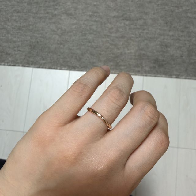 【LOVE NOTESの口コミ】 細身でシンプルなデザインですが、さりげなく入ったダイヤが上品に輝いて…