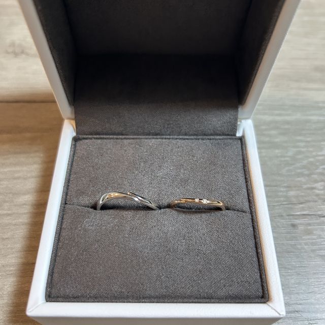 【LOVE NOTESの口コミ】 細身でシンプルなデザインですが、さりげなく入ったダイヤが上品に輝いて…