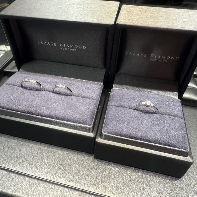 【ラザール ダイヤモンド(LAZARE DIAMOND)の口コミ】 とにかくシンプルで上品なデザインが素敵です。
さらにダイヤの輝きがすご…