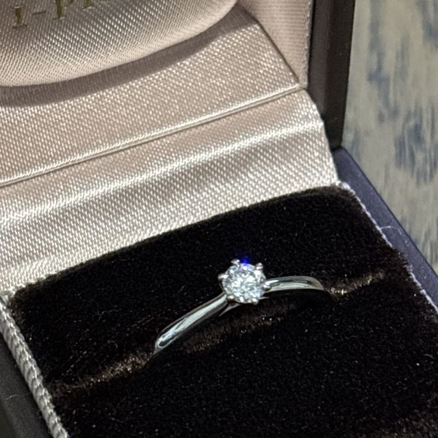 【アイプリモ(I-PRIMO)の口コミ】 シンプルなものを第一条件にして決めました。また、ダイヤの輝きも気にし…
