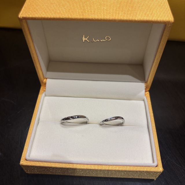 【ケイウノ ブライダル(K.UNO BRIDAL)の口コミ】 重ねるとハートになるデザインがとても可愛く、2本を合わせたときに特別感…