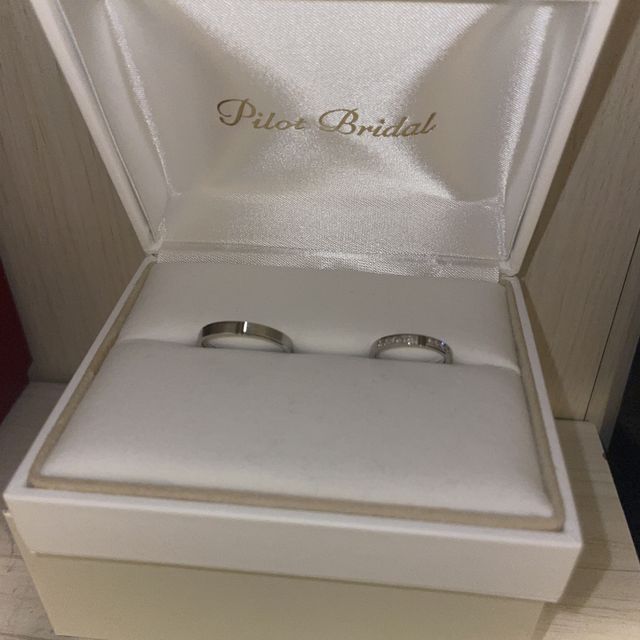 【PILOT BRIDAL(パイロットブライダル)の口コミ】 基本的なデザインはお互い揃えたかったですが、彼女側のリングにはやはり…
