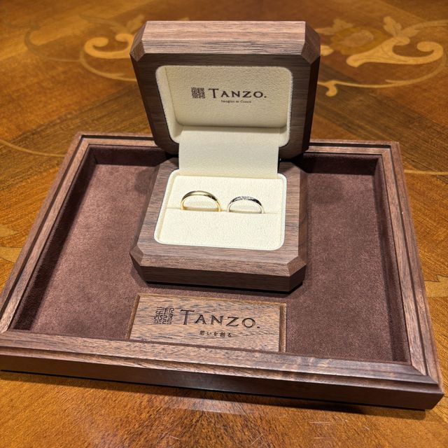 【TANZO.(鍛造指輪)の口コミ】 指輪のデザイン
二人の指輪の色が違くても、セットの柄があるのでペア感は…