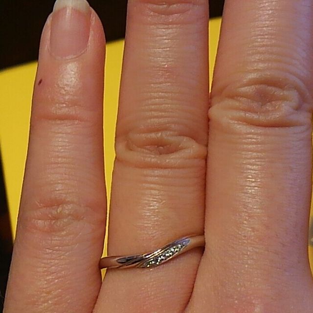 【ケイウノ ブライダル(K.UNO BRIDAL)の口コミ】 この指輪は中央にゴールドのラインが入っていますが、ホームページなどの…