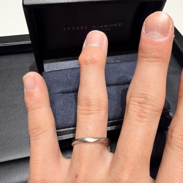 【ラザール ダイヤモンド(LAZARE DIAMOND)の口コミ】 デザインについて個人的にシンプルな指輪よりも少し変化が欲しかったため…