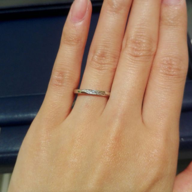 【銀座ダイヤモンドシライシの口コミ】 今回紹介いただいたブーケという商品のデザインには一目惚れでした。真正…