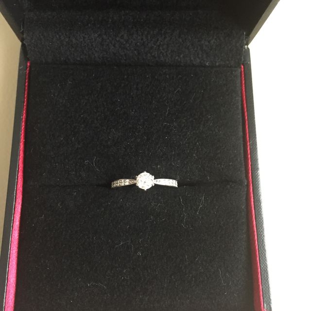 【ラザール ダイヤモンド(LAZARE DIAMOND)の口コミ】 とにかくダイヤがキレイです。カットが美しいため、実際のカラットよりも…