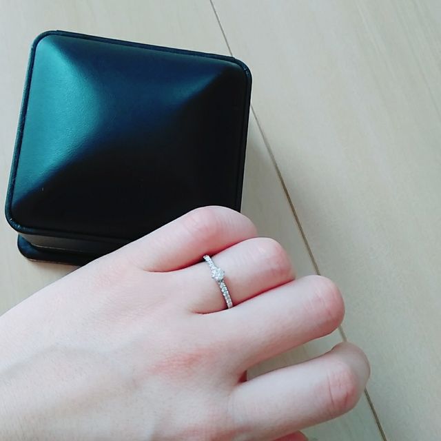 【ROYAL ASSCHER(ロイヤル・アッシャー)の口コミ】 指がムチムチしてるので、それをきれいに見せてくれるようなストレートの…