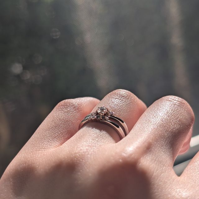 【Flavor(フレーバー)の口コミ】 ペアで購入しました。選んだリングは細目で少しV字になっていて指が綺麗に…