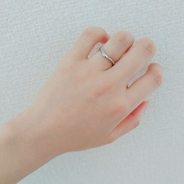 【俄(にわか)の口コミ】 ダイヤ有りとなしのシンプルなタイプとすごーく迷ったが、婚約指輪と合わ…
