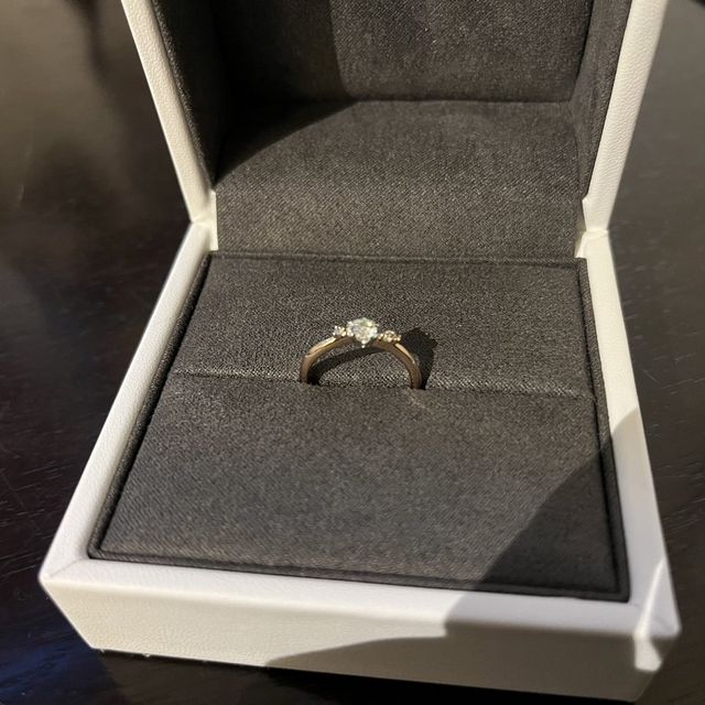 【TOWA(永遠)の口コミ】 桜の花の形と葉っぱがダイヤモンドで表現されていてとても素敵だった。ラ…