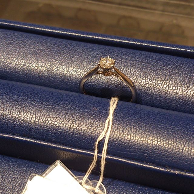 【銀座ダイヤモンドシライシの口コミ】 シンプルで、ダイヤモンドの輝きが素晴らしいです。
アームがダイヤモンド…