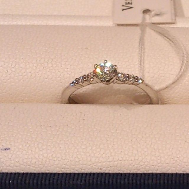 【ヴァンドーム青山(VENDOME AOYAMA)の口コミ】 連なったダイヤモンドがとても綺麗なリングです。
中央のダイヤモンドに向…