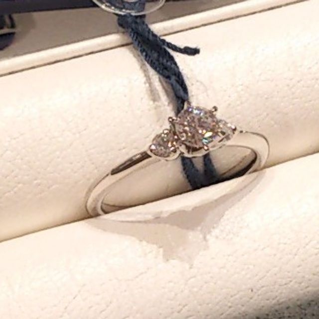 【ROYAL ASSCHER(ロイヤル・アッシャー)の口コミ】 ダイヤモンド自体が白くて強い輝きを放っており、とても綺麗です。
中央の…