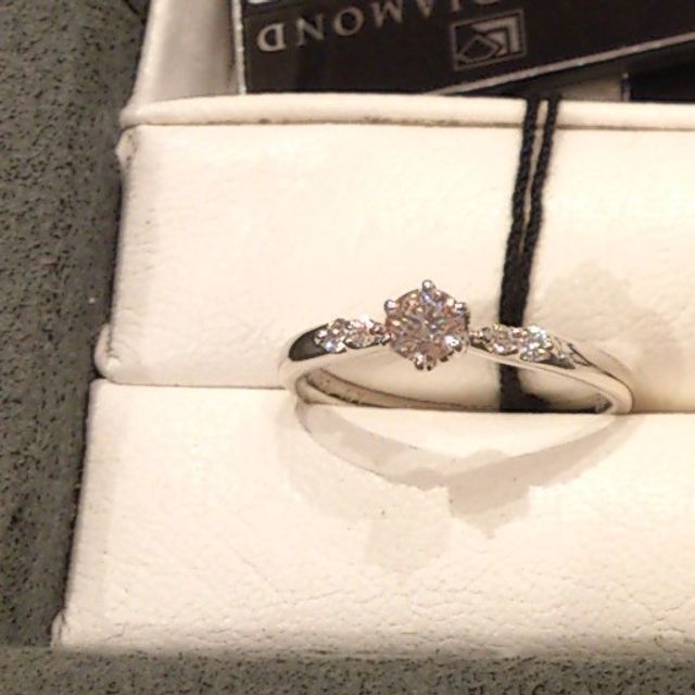 【ラザール ダイヤモンド【取扱店販売】の口コミ】 中央のダイヤモンドに向かって、アームとメレダイヤがシェイプしているの…