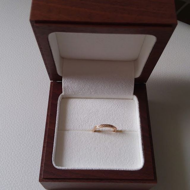 【Ponte Vecchio(ポンテヴェキオ)の口コミ】 ピンクゴールドであることが第一条件でした。ダイヤがハーフエタニティの…