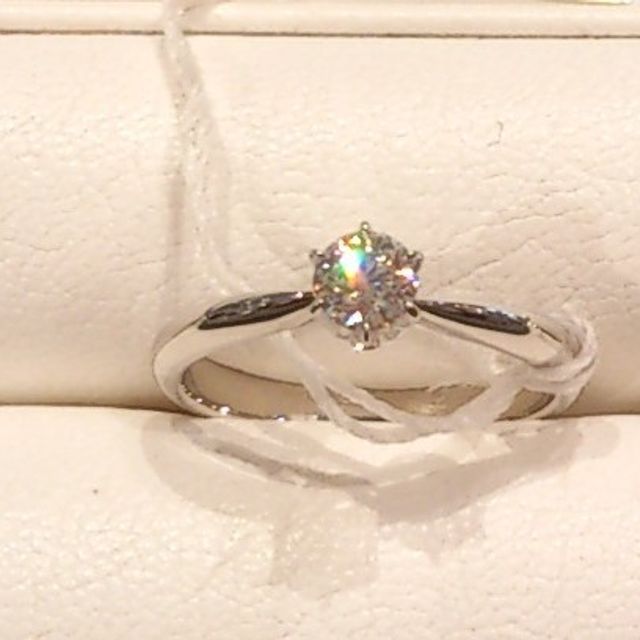 【モニッケンダム(MONNICKENDAM)の口コミ】 アームが中央に向かってかなりシェイプされていて、ダイヤモンドの輝きが…